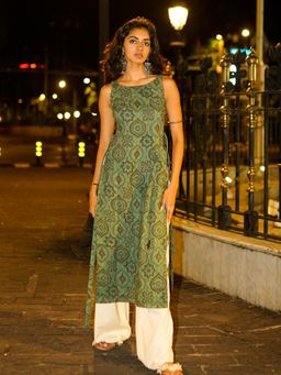 NISHORAMA - Green Floral Cotton Slim Fit Kurta