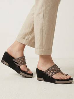Koblerr - Black Braided Toe-Ring Wedges
