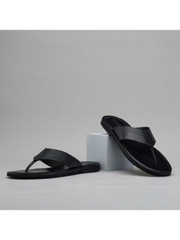 Ruosh - Men Solid Flipflops Black