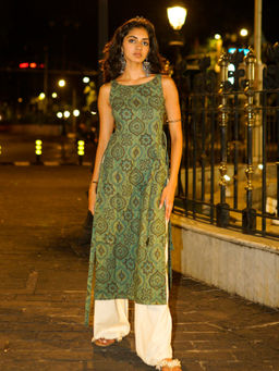 NISHORAMA - Maia Cape Kurti