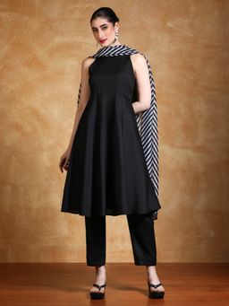 Varanga - Black Solid Halter Neck Flared Kurta With Pant And Dupatta. (Set of 3)
