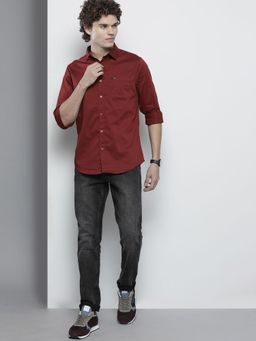 The Indian Garage Co - Men Slim Fit Solid Full Sleeves Spread Collar Casual Shirt - Maroon