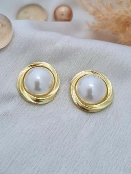 ISHKAARA - Pearl Twisted Studs