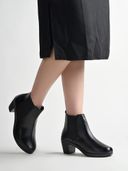 Black color option, Sold out, Currently selected