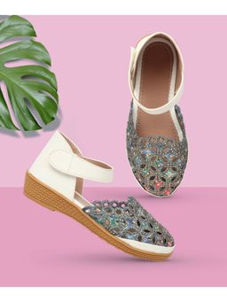 FREEPLAY - Girls Colourblocked White Sandals