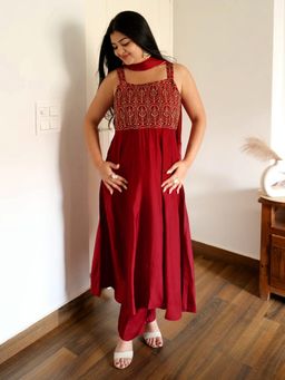 Janasya - Women Maroon Embroidered A-line Kurta Pant With Dupatta