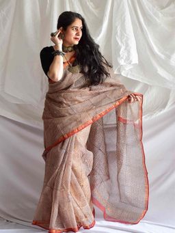 Sundarii - Geru Kota Doria Printed Saree and Unstitched Blouse