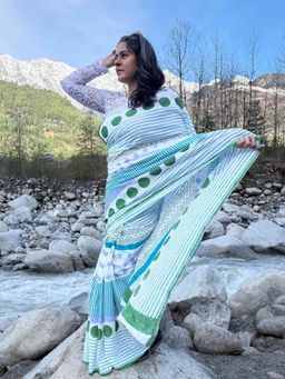 Sundarii - Aakashi Dabu Cotton White Saree with Unstitched Blouse