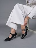 Black color option, Sold out, Currently selected