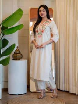 Odette - Women White Floral Embroidered Kurta with Pant