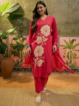 Vastramyaa - Women Pink Floral Printed Kurta with Pant and Dupatta