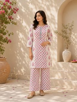 Vastramyaa - Women Pink Floral Printed Kurta with Palazzo