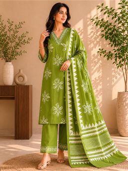 Vastramyaa - Women Green Floral Printed Kurta with Pant and Dupatta