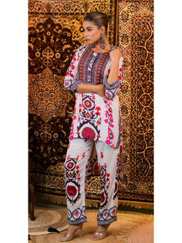 Autumnlane - White Muslin Round Neck with Kurti with Pant (Set of 2)