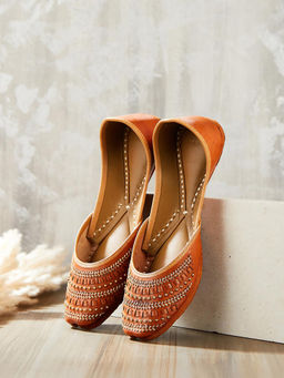 Fabindia - Brown Leather Embroidered Banakari Jutties