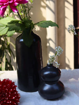 WEAVING HOMES - Tall & Moulded Black Vases