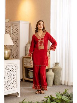 Nehamta - Women Red Rayon Embroidered Kurti with Pant