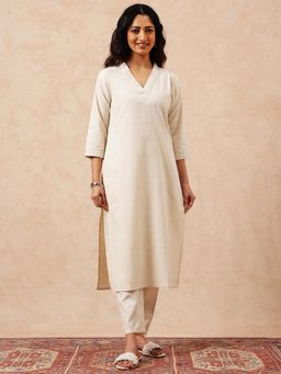 Vbuyz - Women Off White Solid Thread Work Kurta with Pant