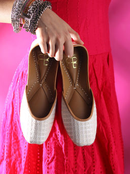 GLAM STORY - Handcrafted Ivory Embroidered Checks Leather Punjabi Juttis