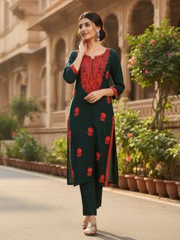 Vaamsi - Green Viscose Rayon Embroidered Thread Work Straight Kurta