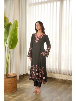 ONEWE INDIA - Women Black Floral Embroidered Muslin Kurta and Pant