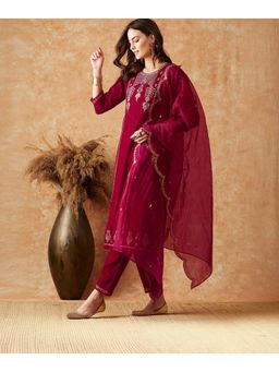 Trendmalls - Pink Velvet Embroidered Kurta and Pant with Dupatta
