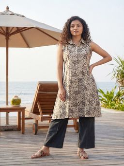 Tansi - Women Black Button-Down Sleeveless Kurta with Pant