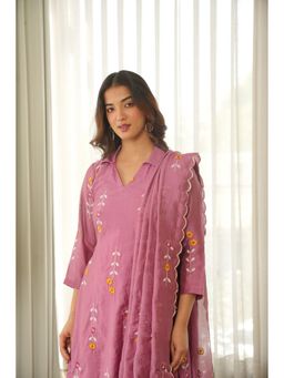ONEWE INDIA - Women Mauve Embroidered Chanderi Kurta with Pant and Dupatta