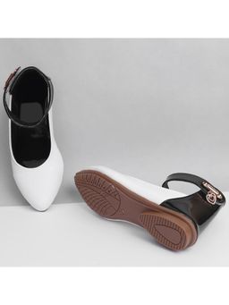 FREEPLAY - Girls Colourblocked Bow Detailed Round Toe White Ballerina