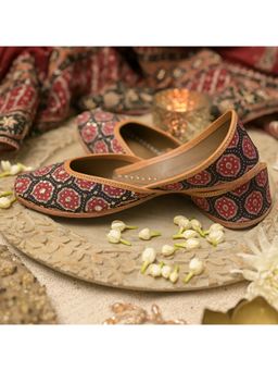 Coral Haze - Maroon and Black Ajrakh Print Juttis