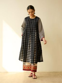 Rustorange - Women Black Checks Printed Kurta with Pant