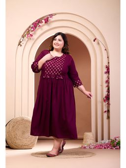 Desi Noor - Plus Size Wine Ethnic Patch Midi Dress