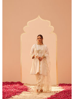 Sheetal Batra - Aymra - Daisy Ivory Kurta With Pant And Dupatta (Lxrts)