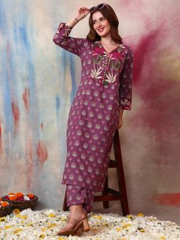 Gahan - Women Cotton Slub Purple Floral Printed Kurta with Pant