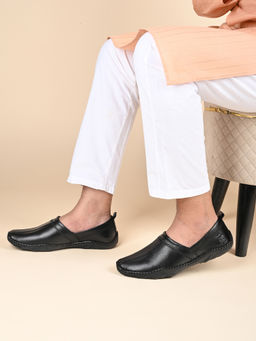 Louis Stitch - Jet Black Genuine Leather Ultra Lightweight Stylish Stich Nagra Juttis