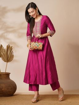 Globus - Floral Ethnic Motifs Printed Party Clutch with Detachable Chain Strap