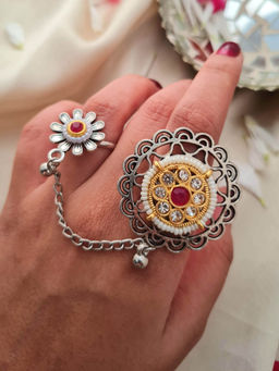 ISHKAARA - Dual Tone Circular Red Stone Oxidised Chain Ring