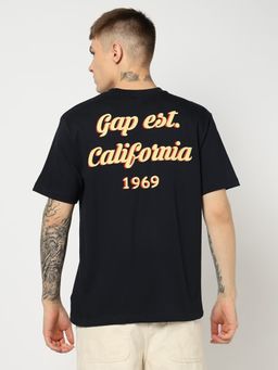 GAP - Men Typography Print Half Sleeves Crew Neck Black T-Shirt