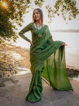 Suta - Women Green Stripes Woven Handloom Saree Without Blouse