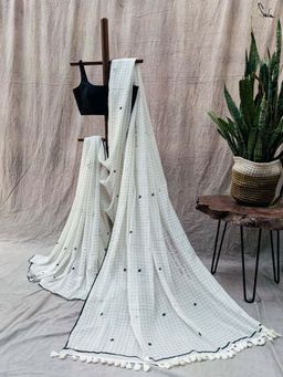 Suta - Women White Cotton Checks Printed Saree Without Blouse