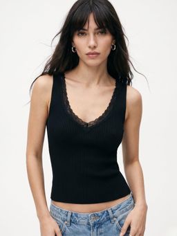 Outzidr - Black Fitted Tank Top With Lace Detail