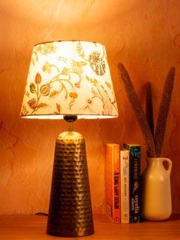 Green Girgit - Golden Hammered V-Shaped Lamp with Multi-Color Taper White Shade