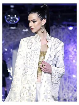 ORNAMAAS - Twisted Stem Vinifera Gold Ring