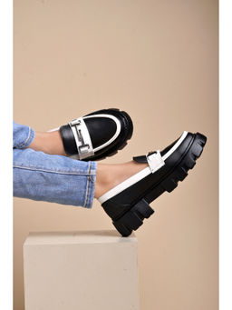 Shoetopia - Front Buckle Detailed Black Loafers For Girls
