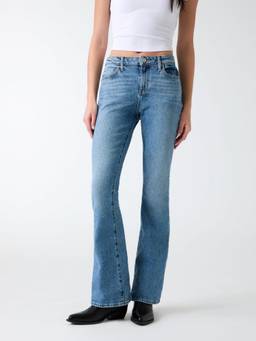 Guess - Relaxed Fit Mid Rise Bootcut Carter Jeans