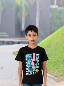 YOUMAA - Black Printed Comfortable Fit T-Shirt