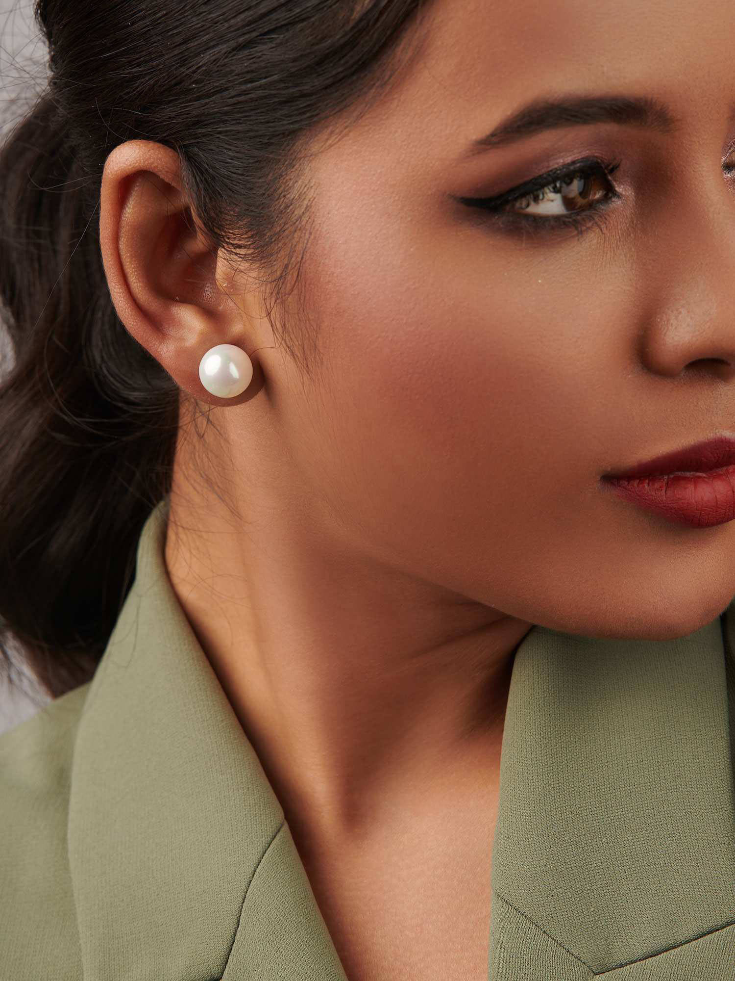 The Pearl Story -White Pearl Stud Earrings