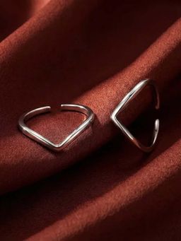 White Velvet - Minimal V-Wave 925 Silver Adjustable Toe Ring