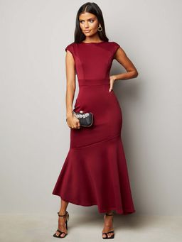 Styli - Burgundy Round Neck Flare Hem Bodycon Maxi Dress