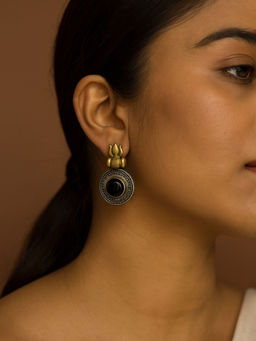 Putstyle - Handcrafted Temple-Inspired Black Stone Silver-Gold Plated Earrings